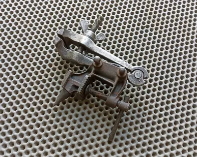 фото Тиски с наковальней настольные СССР.