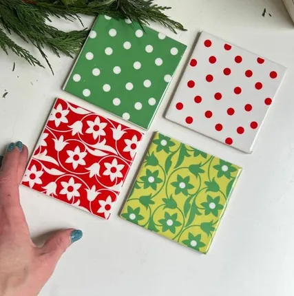 Фото №0 Плитка 10х10 см ручная роспись керамика белая красный горох