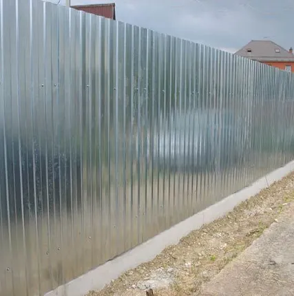 Фото №0 Забор из профнастила ОЦ С-10 2м ( столбы с бетонированием, две лаги, покрас