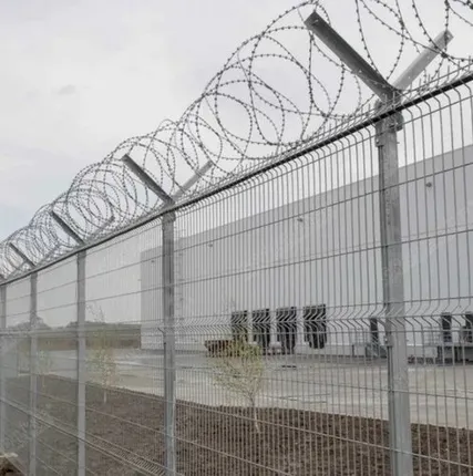 Фото №0 Колючая проволока для забора