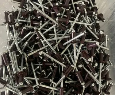 фото Вытяжные цветные заклепки