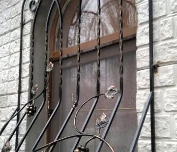 фото На окно решетка металлическая