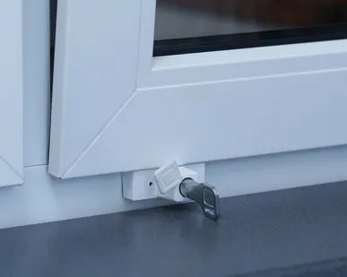 фото Детский замок (блокиратор) с цилиндром и ключом Elementis, белый