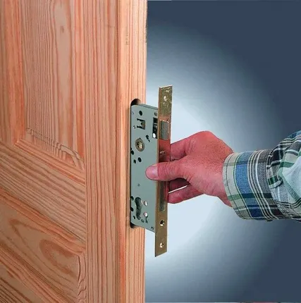 Фото №0 Услуги плотника (Замена замков)