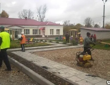 фото Укладка территории тротуарной плиткой