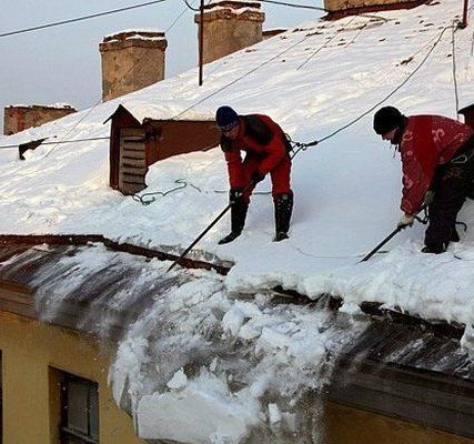 Фото №0 Очистка кровли от снега, наледи и сосулек