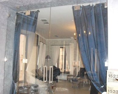 фото Цельностеклянная перегородка из 2 дверей и 2 стационарных полотен
