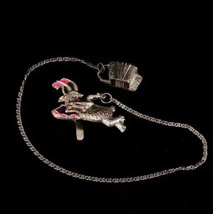 Фото №0 0019583 Серебро 925* ИОНИЗАТОР «Коза с баяном» с эмалью 748ИЗ00807