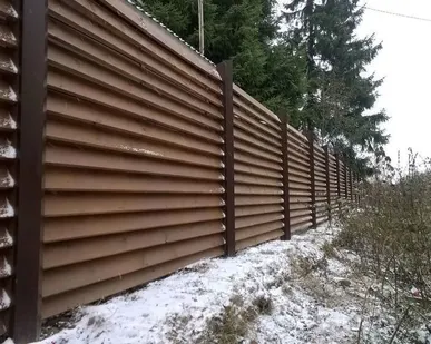 фото Деревянный забор-жалюзи для дачи