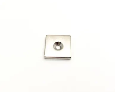 фото Неодимовый магнит прямоугольник 20x20x3 мм с зенковкой 7/3 мм (~3,38 кг)