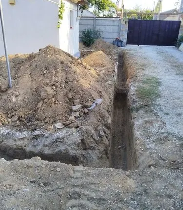 Фото №0 Копка котлована под фундамент