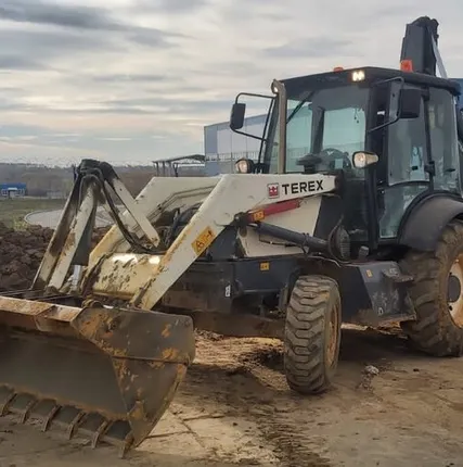 Фото №0 Аренда экскаватора-погрузчика с гидромолотом в Туле