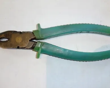 фото Пасатижи-плоскогубцы СССР с кусачками. Изолированные пластиковые ручки. 600