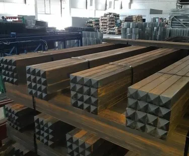 фото Металлический столб для забора из профильной трубы 60х60 3 метра с пластиковой заглушкой