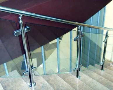 фото Перила и ограждения из нержавеющей стали со стеклом
