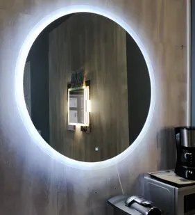 фото Зеркало настенное с подсветкой