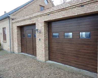 фото Подъёмные автоматические ворота с входной дверью и остеклением