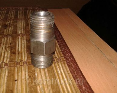 фото Штуцер крана управления подъема кузова ГАЗ