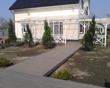 фото Дорожка деревянная из террасной доски
