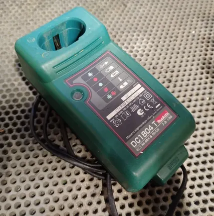 Фото №0 Зарядное устройство Makita 7-18v.
