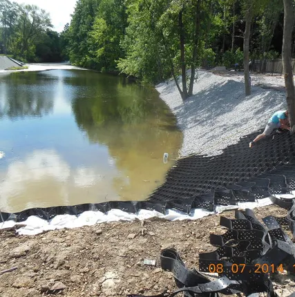 Фото №0 Укрепление берега пруда