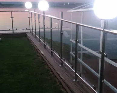 фото Перила из  нержавейки со стеклом