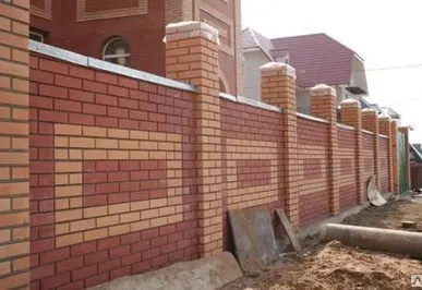 фото Кирпичные заборы изготовление и монтаж