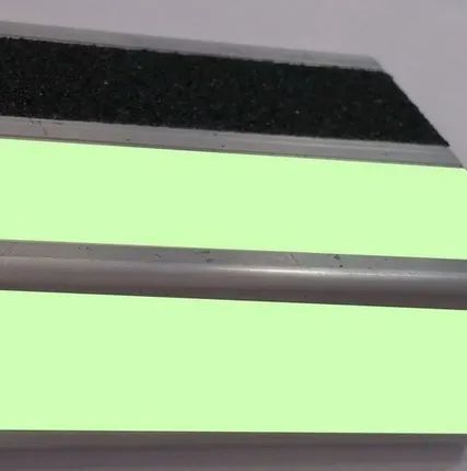 Фото №0 Противоскользящие накладки на ступени c флюоресцентной полосой