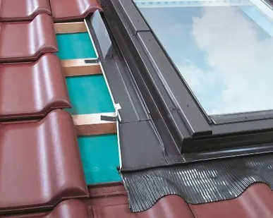 фото Оклад Fakro для профилированной кровли