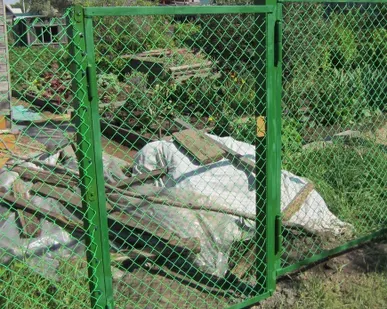 фото Калитка из сетки-рабицы в рамке из уголка, высота 1,8 м, ширина 1 м.