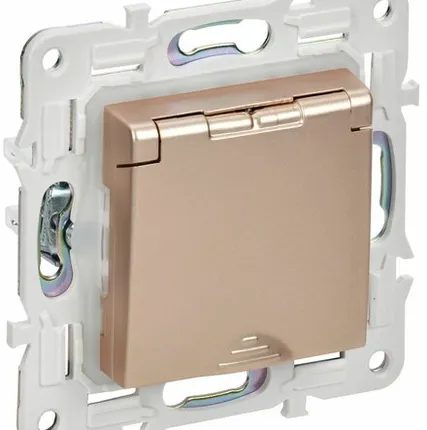 Фото №0 SKANDY Розетка 1-местная с заземлением с защитными шторками и крышкой 16А IP44 SK-R11Sa песочный IEK