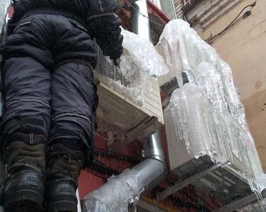 фото Очистка кровли от снега и наледи, удаление сосулек