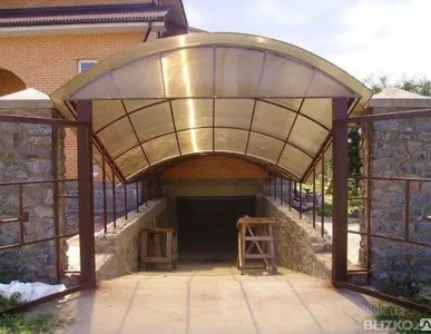 фото Козырек для подвальных помещений из поликарбоната