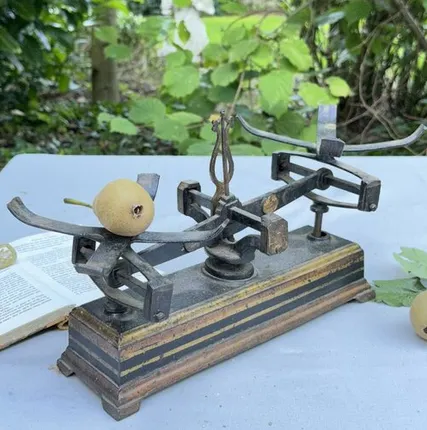 Фото №0 Весы чугунные рыночные без чаш уценка