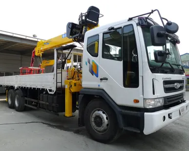 фото Бортовой грузовик Daewoo Novus. Борт+КМУ Soosan 746L (7,3т)