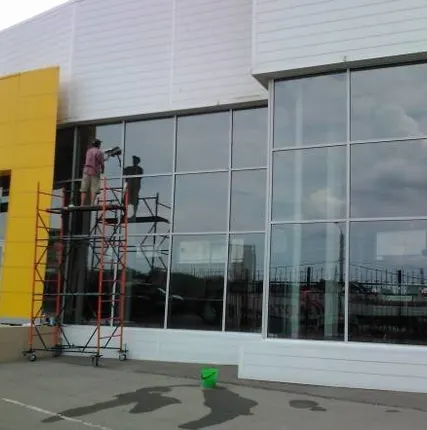 Фото №0 Мытье витражей с передвижных лесов