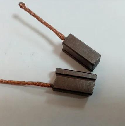 Фото №0 Щетки С004 размеры: 9, 5х6, 3х18, вывод в торец (ближе к краю).