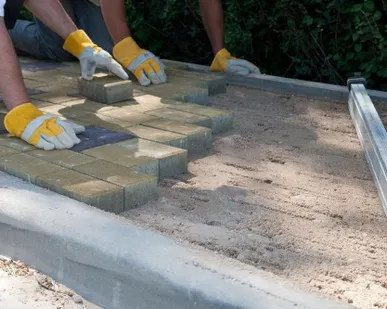 фото Кладка тротуарной плитки.