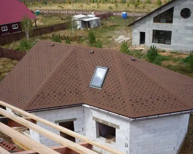 фото Монтаж вальмовой кровли из гибкой черепицы