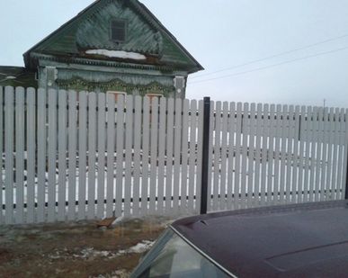 фото Забор из металлического штакетника