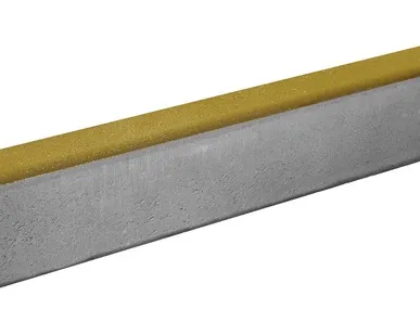 фото Бордюр тротуарный Берит Желтый 1000х80х200 на белом цементе