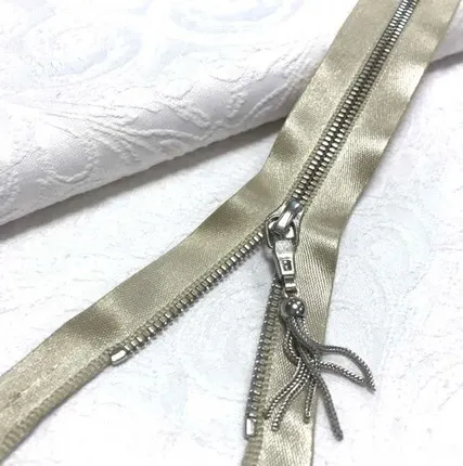 Фото №0 Молния RIRI атласная бежевая 18см