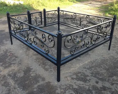 фото Оградка кованая для могилы