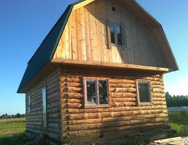 фото Сруб дома 6х6 пятистенок, с мансардной стропильной системой.