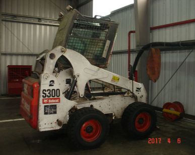 фото Мини-погрузчик BOBCAT S 300 с ковшом б/у.