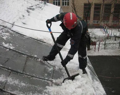 фото Чистка крыш от снега