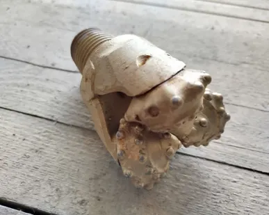 фото Долото трехшарошечное с победитовыми напайками