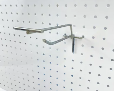 фото Крючок на перфорацию одинарный с ценникодержателем L=150мм, d=5мм, шаг 50мм, цинк