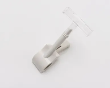 фото Держатель пластиковой рамки универсалный с зажимом на трубу, цвет белый