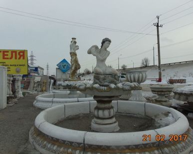 фото Фонтан Девушка сидя на камне